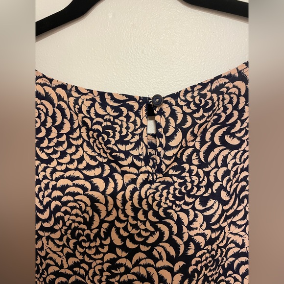 Navy/pink patterned blouse w/ cuffed sleeves and front pocket size Small - Picture 4 of 6